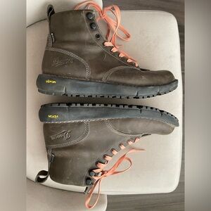 Women’s Danner Gortex Vibram Boots